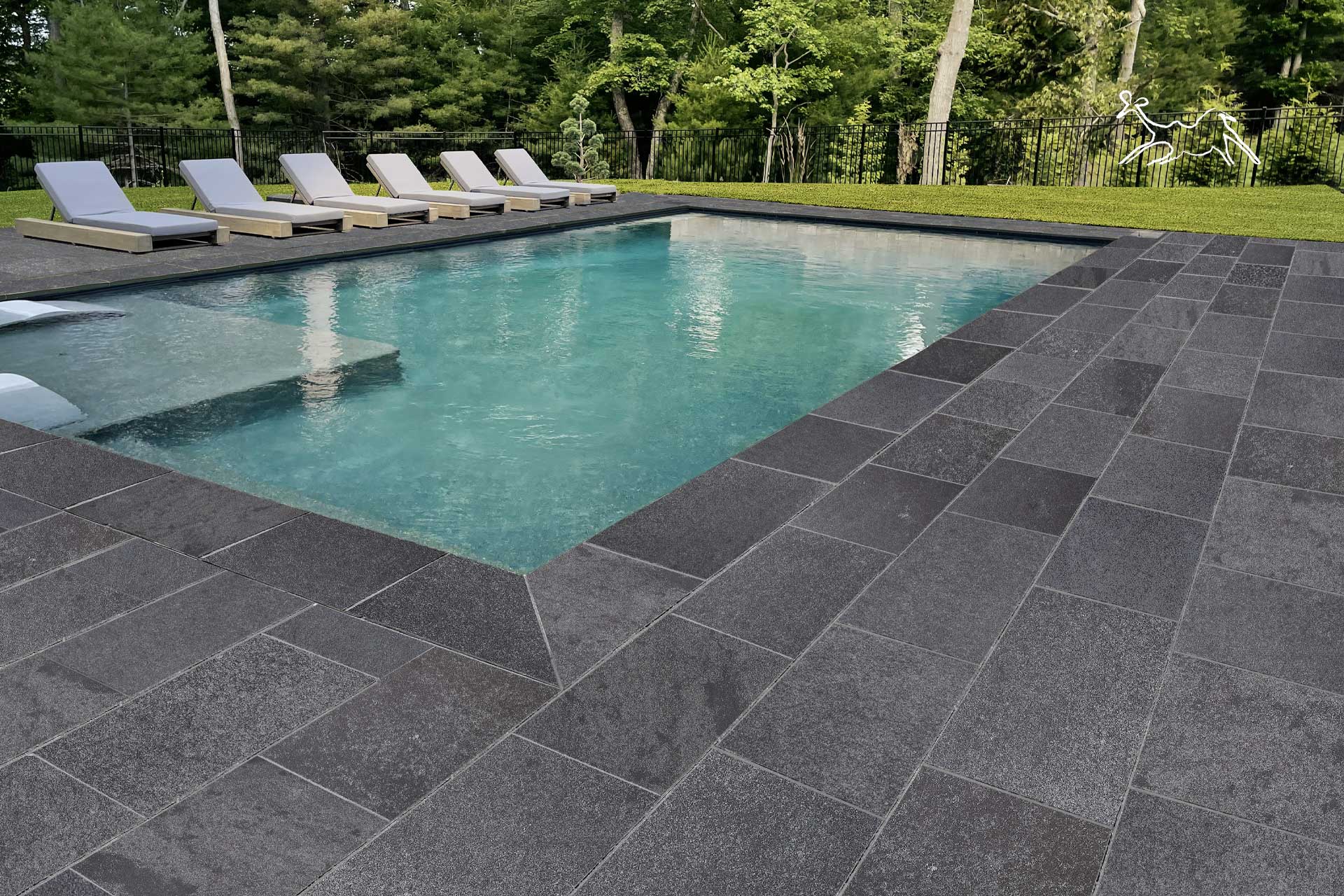 pavimento per piscina antiscivolo Ossidiana Grey di The Stone Age Exclusive in piscina privata in provincia di Varese