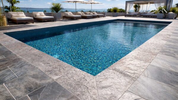 Pavimento per piscina in quarzite Silver e Gold con venature naturali grigio-oro, rivestimento antiscivolo