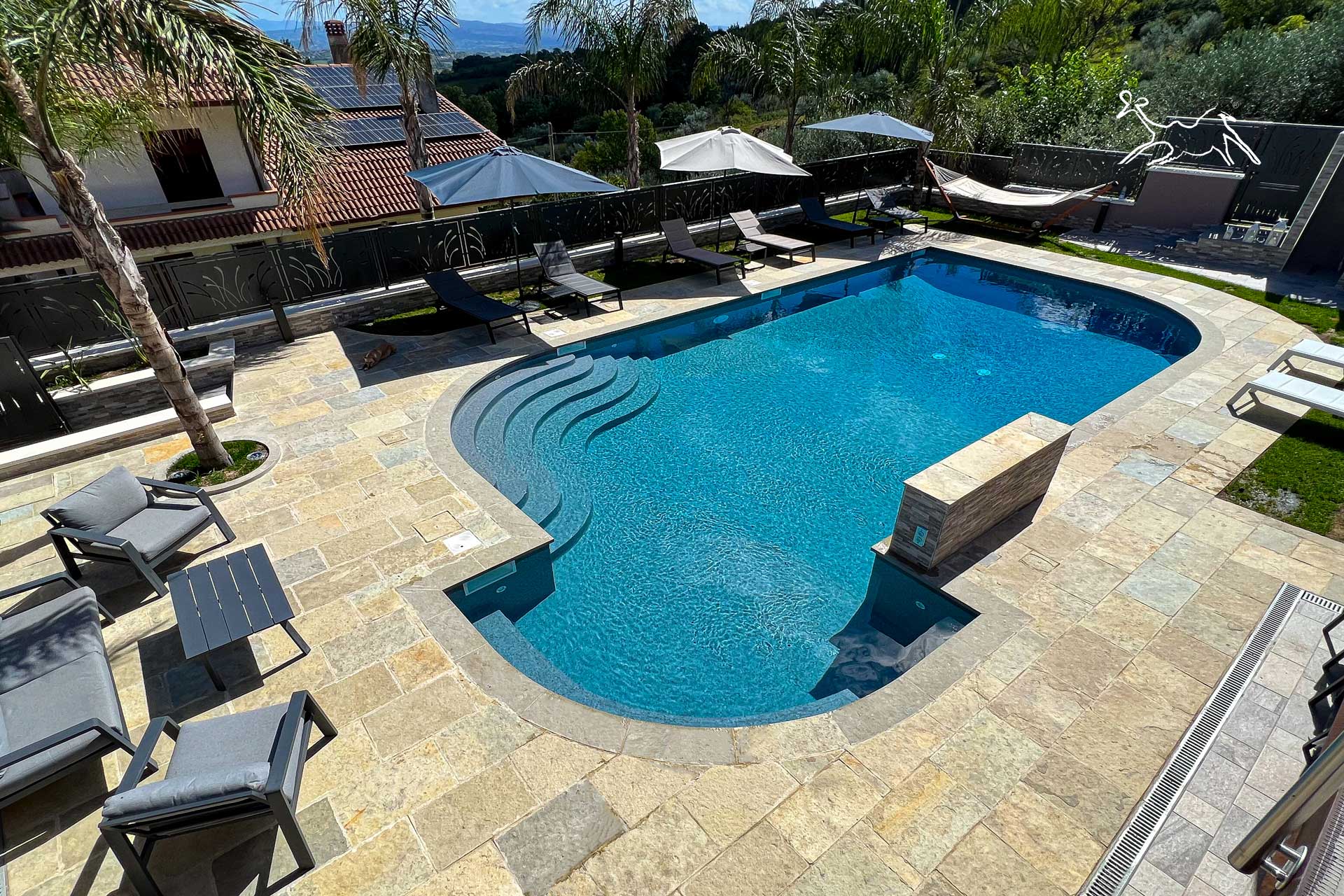 pavimentazioni e rivestimenti per piscine in pietra naturale in Terra Toscana, realizzatata da The Stone Age Exclusive a Benevento in pietra antiscivolo adatta a solarium piscina