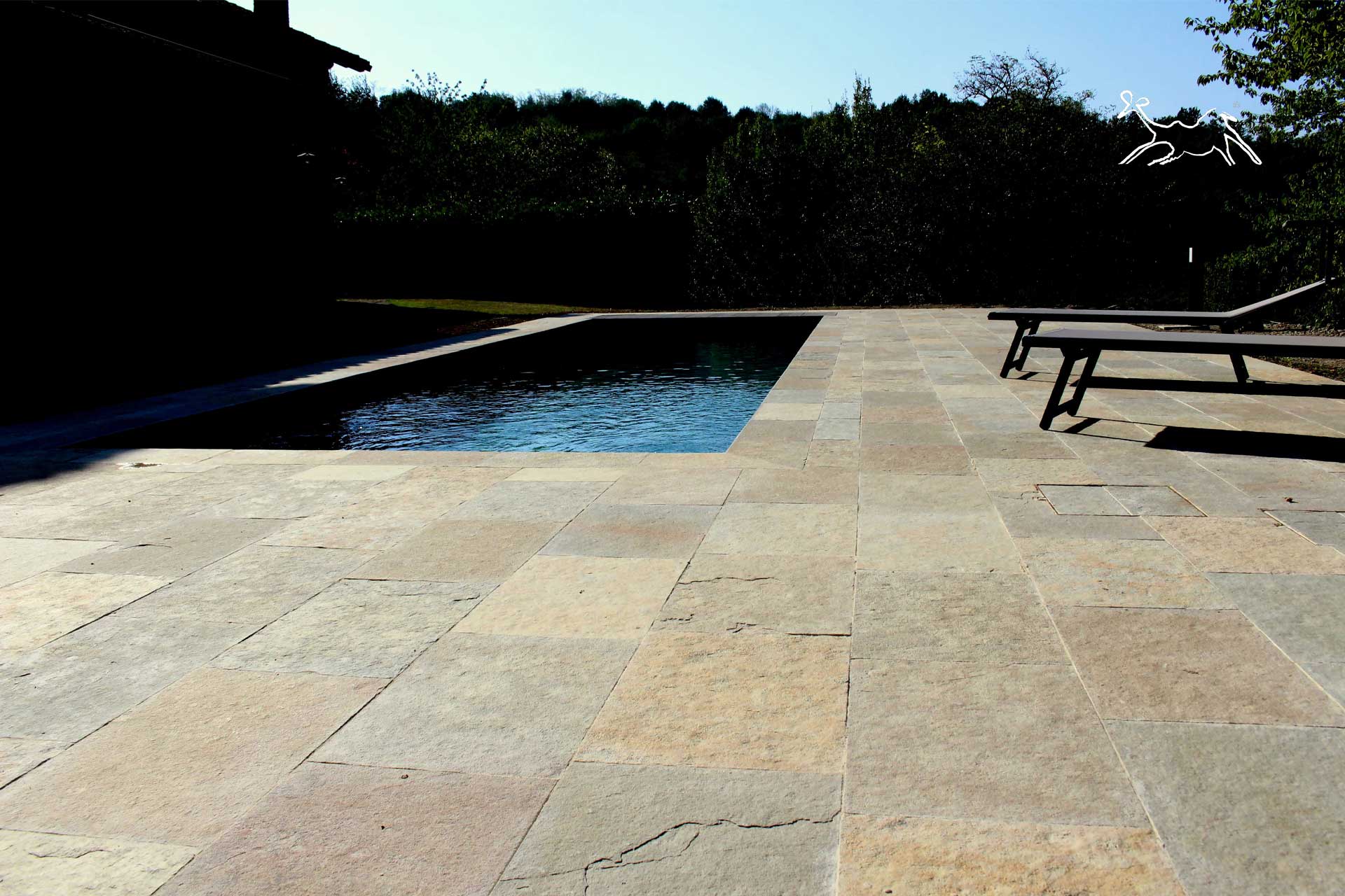 pavimento per piscina in pietra Terra Toscana anticorrosivo e resistente al sale realizzata in villa privata in provincia di Milano