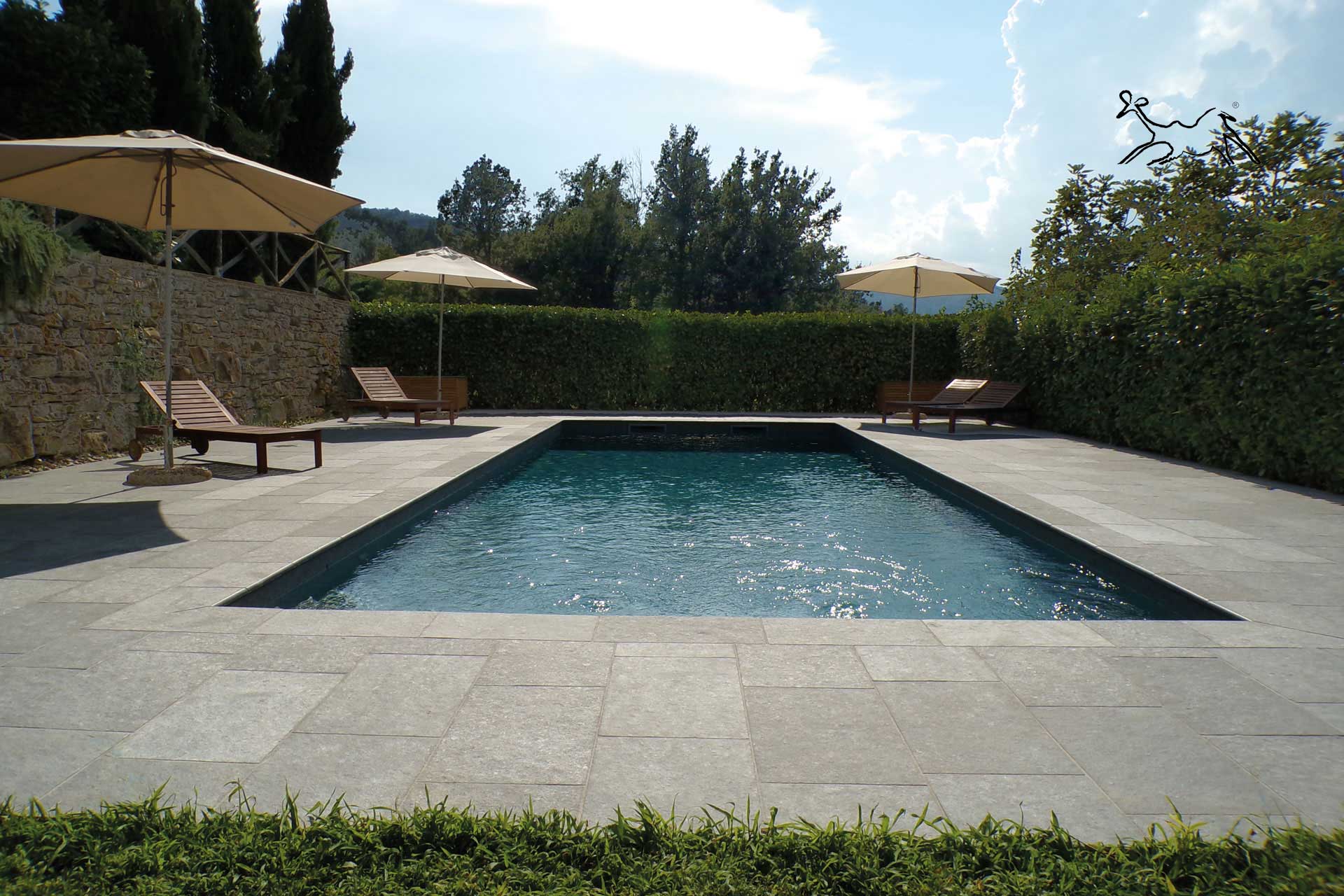 realizzazione pavimento per piscina in pietra Cenere di The Stone Exclusive a Bergolo in provincia Cuneo per casa vacanza