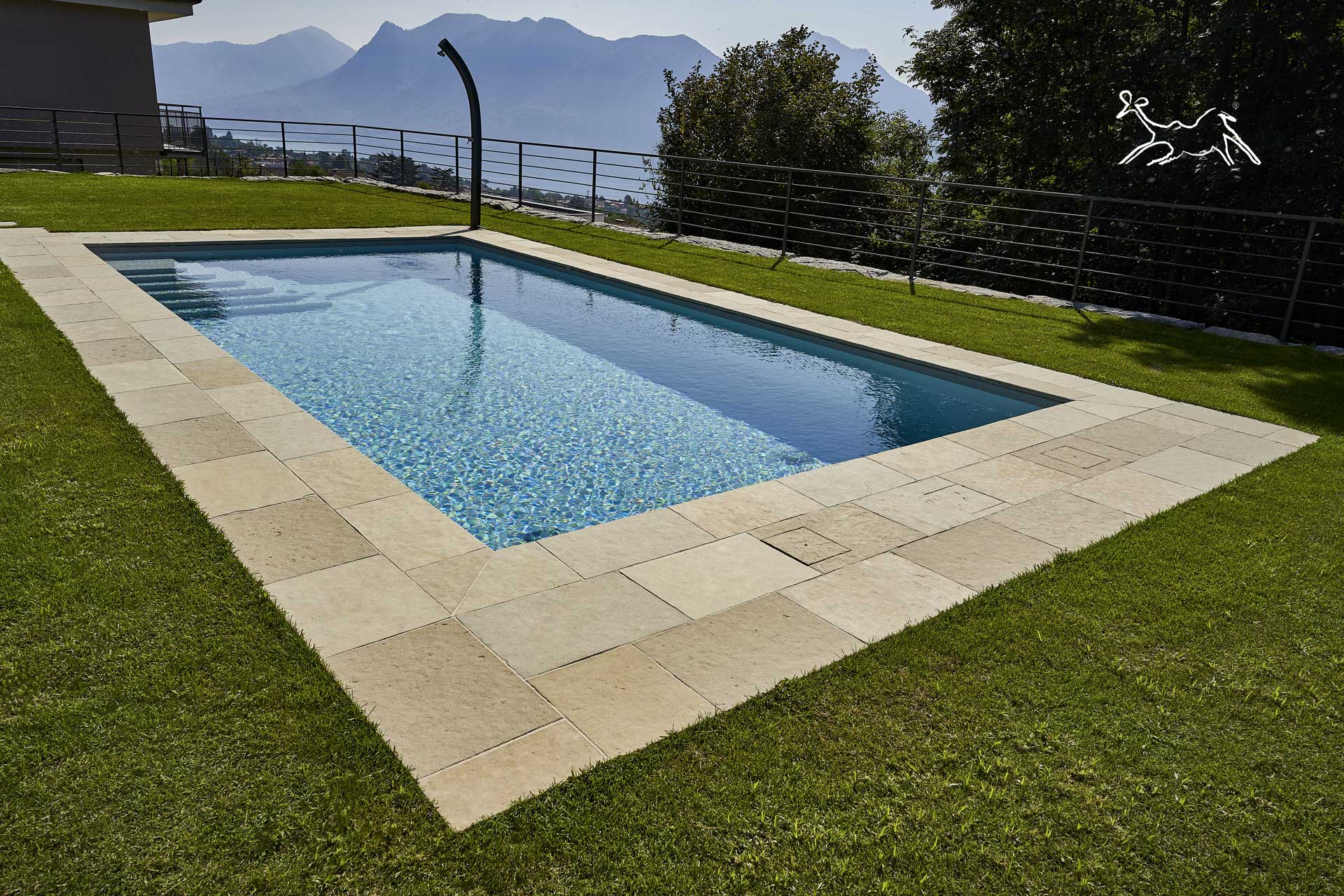 pietra naturale Versilia Brown The Stone Age Exclusive per piscina classica posa del pavimento a Verbania sul lago Maggiore