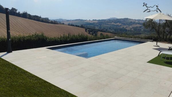 pavimento per piscina in quarzite Cream con finitura antiscivolo R11 realizzato a Castelfidardo Ancona,facile da pulire e da mantenere, adatta a piscine con sale o con cloro