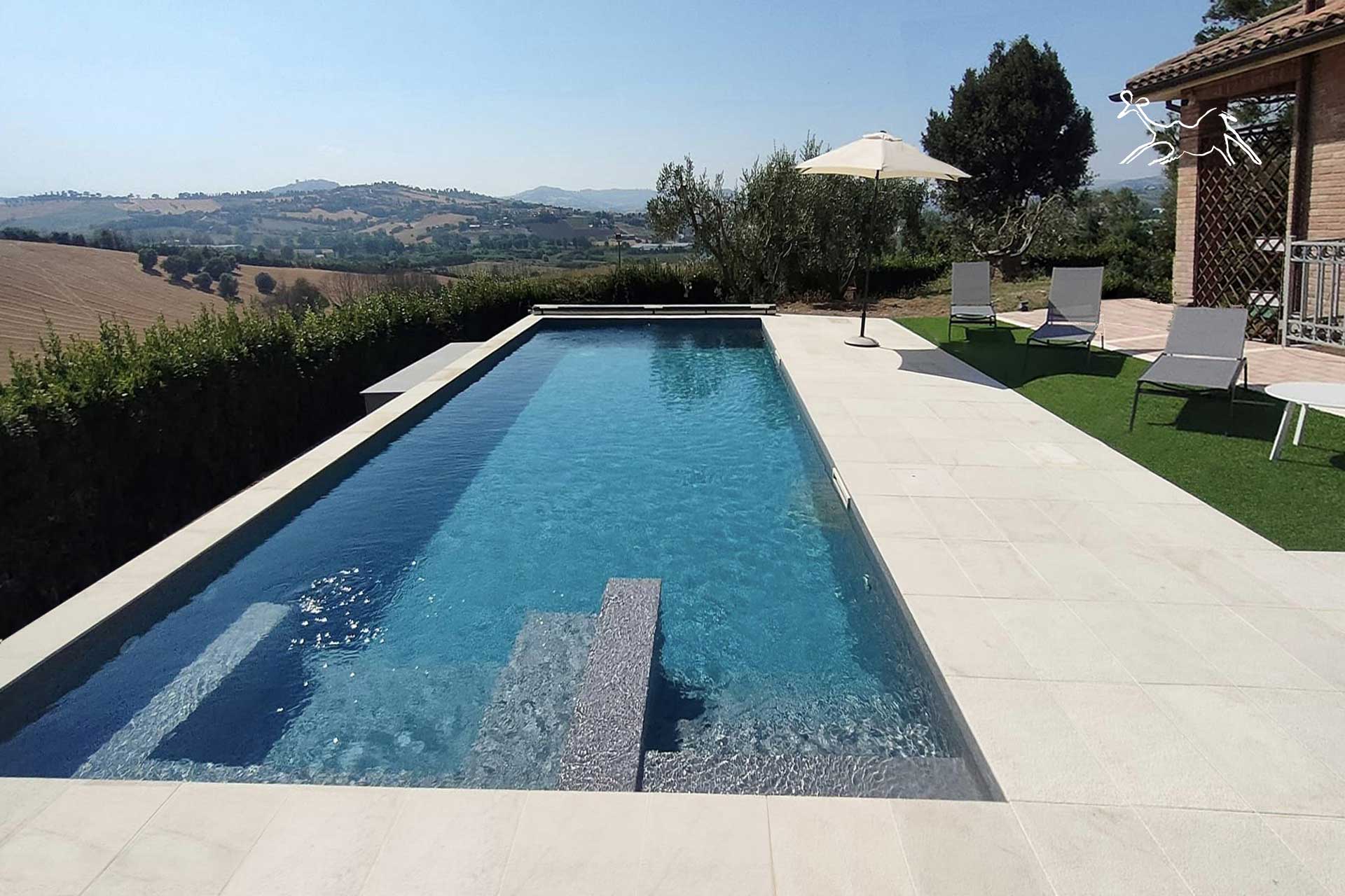 perimetro piscina bordo vasca con pietra di design moderno a Ancona Marche Italia