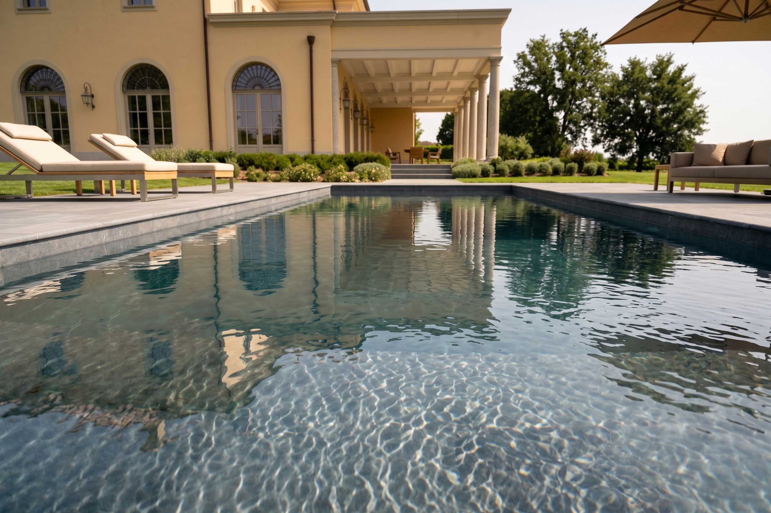 Bordo piscina in pietra naturale Cenere